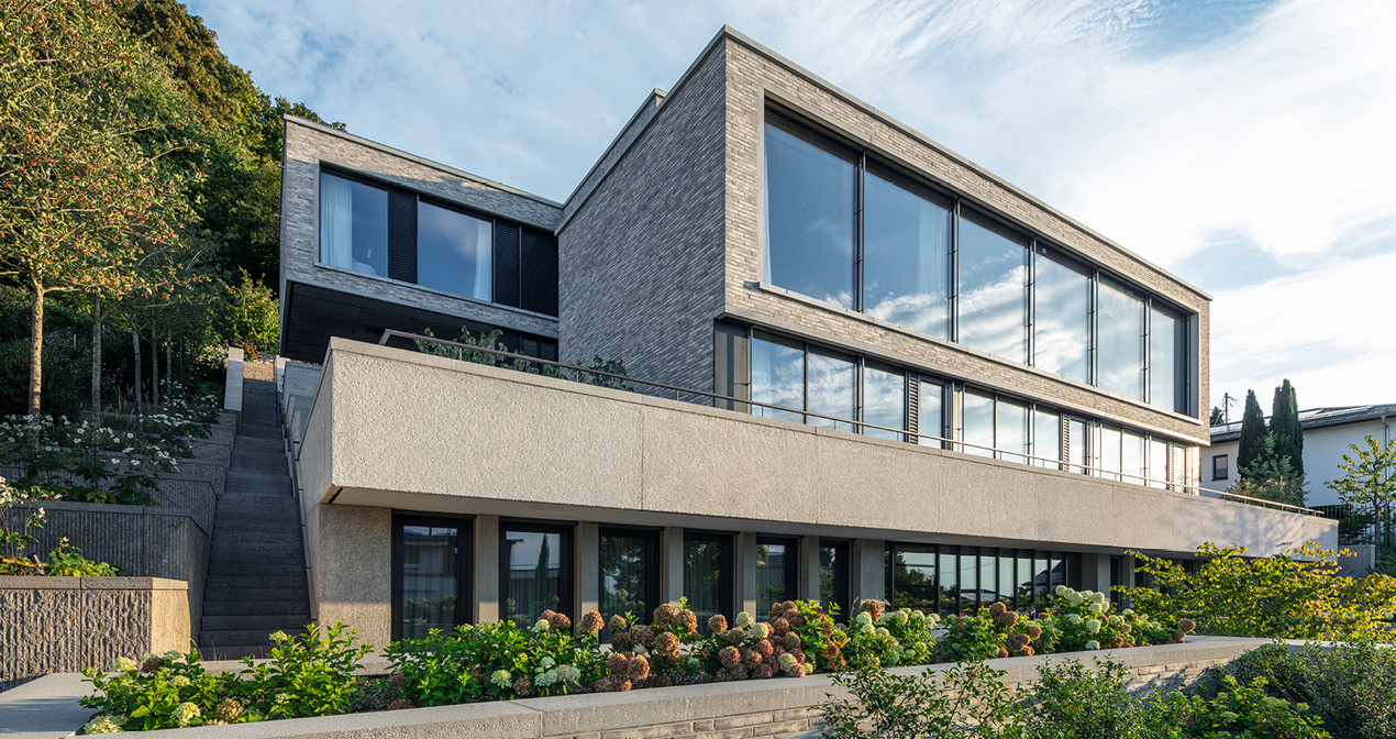 Slider Haus in Hanglage Südwestdeutschland